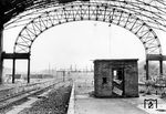Blick aus der zerstörten Bahnhofshalle des Görlitzer Bahnhofs in Berlin auf die stillgelegten Gleisanlagen des Bahnhofs. (1961) <i>Foto: Historische Sammlung der Deutschen Bahn AG</i>