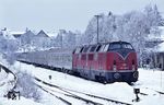 Einer der bekannten Wintersportzüge vom Ruhrgebiet ins Sauerland, die in den 1980er Jahren bevorzugt auch mit Oberhausener 221 bespannt wurden.  (17.01.1985) <i>Foto: Peter Schiffer</i>