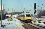 Ein 403 fährt als LH 1004 (TEE 64) nach Düsseldorf-Flughafen durch den Bahnhof Köln-West. (15.02.1985) <i>Foto: Peter Schiffer</i>