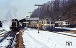 211 229 mit einem Nahverkehrszug nach Remscheid-Lennep (links) und weiteren Zügen am Bahnsteig in Dieringhausen. (20.02.1985) <i>Foto: Peter Schiffer</i>