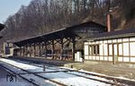 Das Eisenbahnzeitalter begann in Dieringhausen 1887, als die Bahn durch das Aggertal die oberbergische Stadt erreichte. Das Bahnsteigdach scheint noch aus dieser Epoche zu stammen. (20.02.1985) <i>Foto: Peter Schiffer</i>