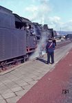 Letzte Vorbereitungen für die Abfahrt von 41 032 (Bw Göttingen Pbf) im Bahnhof Göttingen. (1962) <i>Foto: Detlev Luckmann</i>