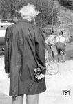 Trenchcoat, zerzaustes Haar und die Leica in der Hand - das war Walter Hollnagel, wie man ihn kannte. Den Fotoapparat hatte er immer zur Hand, wenn er aus der Distanz ein Motiv suchte - wie hier bei Arbeitern in Blankenese. (1970) <i>Foto: Johanna Hollnagel</i>