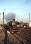 051 494-3 (50 1494) passiert mit einem Nahgüterzug aus Hohenbudberg das Einfahrsignal am Güterbahnhof Köln-Nippes. (14.01.1975) <i>Foto: Peter Schiffer</i>