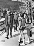 Zwei junge Damen in den damals angesagten "Hotpants" sorgen auf dem Bahnsteig in Suhl für ein hohes Aufmerksamkeitspotential.  (05.08.1973) <i>Foto: Ruth Ellguth</i>