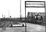 "Der erste Zug aus Helmstedt nach Aufhebung der Berliner Blockade trifft im Bahnhof Charlottenburg im Britischen Sektor ein. Der britisch-amerikanische Militärzug erreichte mit der Magdeburger 41 055 die Stadt kurz nach Sonnenaufgang am Donnerstag, den 12. Mai 1949 um 5.35 Uhr. Der Zug rollte eine Stunde früher als geplant mit einem Pfiff in den Bahnhof ein und verkündete so symbolisch das Ende der sowjetischen Blockade" - soweit der offizielle Pressetext zu dem Bild. (12.05.1949) <i>Foto: Pressefoto ACME</i>
