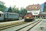 In Oberammergau trifft 169 003 auf ihren Nachfolger 141 021, die seit der Ablösung durch Triebwagen hier auch vollständig verschwunden ist. (25.09.1981) <i>Foto: Wolfgang Bügel</i>