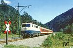 111 001 mit N 5428 nach Reutte/Tirol auf der Außerfernbahn bei Griesen. (25.09.1981) <i>Foto: Wolfgang Bügel</i>