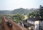 Um 19.10 Uhr rollt 044 596-5 mit dem abendlichen Nahgüterzug 63170 (Betzdorf - Gremberg) durch den Bahnhof Blankenberg an der Sieg. (25.06.1975) <i>Foto: Peter Schiffer</i>