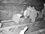 Einpassen und Verschweißen von Schienenstücken während der Bauarbeiten zwischen Michelbach und Hessental. (11.04.1967) <i>Foto: Wolf Schneider</i>