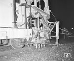 Zum Abschluss der Arbeiten verdichtet die Stopfmaschine den neu verlegten Schotter. (11.04.1967) <i>Foto: Wolf Schneider</i>