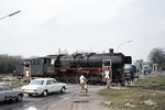 050 318-5 passiert auf dem Streckenteil der Köln-Frechen-Benzelrather Eisenbahn einen Bahnübergang bei Köln-Bickendorf.  (03.04.1975) <i>Foto: Peter Schiffer</i>