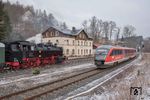 In Annaberg-Buchholz Süd wartet 86 1333 mit ihrem Sonderzug eine Zugkreuzung der Erzgebirgsbahn nach Cranzahl ab. (17.02.2016) <i>Foto: Joachim Schmidt</i>