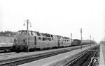 Geballte Leistung von 5400 PS vor einem Güterzug auf der steigungsreichen Bahnstrecke Madrid – Saragossa – Mora la Nova im Bahnhof Samper.  (12.07.1973) <i>Foto: Johannes Glöckner</i>