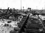 Zerstörte Gleisanlagen im Rangierbahnhof Dresden-Friedrichstadt (Westseite). Im Hintergrund ist das Stellwerk 5 zu sehen, dessen Wiederaufbau gerade vorangetrieben wird. (1945) <i>Foto: RVM (RBD Dresden)</i>