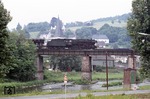 044 592(44 1596) rollt mit Dg 53067 über die Siegbrücke im idyllischen Ort Roßbach. (19.06.1975) <i>Foto: Peter Schiffer</i>
