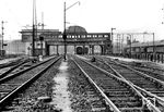 Abriss des alten Stellwerks "WO" in Leipzig Hbf, das durch den nebenstehenden Neubau des Stellwerks "B3" ersetzt wurde.  (23.05.1940) <i>Foto: RVM (RBD Halle)</i>