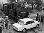 Auf einem Bahnübergang in Harzgerode nahm 99 6102 vor P 14459 diesen Lada auf die Puffer. Ab 1971 produzierte das russische Automobilwerk Wolschskij awtomobilny sawod (Abk. WAS) eine Variante des italienischen Fiat 124 für den sowjetischen Markt. Das Fahrzeug bekam in der Sowjetunion und einigen Ostblockländern den Zusatznamen "Schiguli" (nach dem gleichnamigen Gebirge bei Toljatti). 1974 führte man für die Exportmodelle den Namen Lada (slawisch für „Liebchen“, „Geliebte“) ein. Im Land des Trabants war ein solches Auto schon ein Statussymbol. Der Autobesitzer dürfte daher wenig begeistert gewesen sein.  (20.06.1985) <i>Foto: Burkhard Sprang</i>