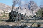 TCDD 45.044 und 45.061 mit einem Güterzug in Amasya, einer Stadt im Hinterland der Schwarzmeerküste im Pontischen Gebirge auf 390 m Höhe. (30.10.1975) <i>Foto: Robin Fell</i>