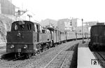 CP E 141 (Henschel, Baujahr 1931) mit einem Personenzug auf der meterspurigen Vorortbahn im Bahnhof Porto-Trindade. (18.07.1973) <i>Foto: Johannes Glöckner</i>