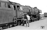 Letzte Besprechung zwischen dem Lokpersonal der Rheiner 012 055 und dem Zugführer des D 1334 vor der Weiterfahrt in Norddeich. (22.07.1973) <i>Foto: Johannes Glöckner</i>