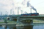 In gemächlicher Fahrt rumpeln 03 001 und 01 137 mit dem DMV-Sonderzug zum "Tag des Eisenbahners" über die Elbebrücke in Dresden.  (19.06.1982) <i>Foto: Wolfgang Bügel</i>