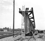 Das neue Brückenteil für die Kocherbrücke war bereits Tage zuvor als Lü-Sendung über die Bahn zum Bahnhof Gaildorf West transportiert worden. (13.07.1968) <i>Foto: Wolf Schneider</i>