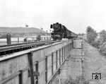 23 039 passiert mit einem Personenzug die für den Umbau vorbereitete Kocherbrücke nördlich von Gaildorf West. (13.07.1968) <i>Foto: Wolf Schneider</i>