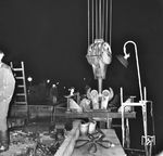 Absenken des neuen Brückenteils in die Kocherbrücke bei Gaildorf West. Die Arbeiten wurden innerhalb einer Nacht durchgeführt. (14.07.1968) <i>Foto: Wolf Schneider</i>