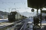 194 117 (Bw Freilassing) fährt mit einem Güterzug durch Prien am Chiemsee. (01.1978) <i>Foto: A. Dengler</i>