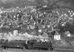 Hoch über den Dächern Stuttgarts rollt 75 054 (Bw Stuttgart Hbf) auf der Gäubahn nahe des Haltepunkts Stuttgart-Heslach dem Hauptbahnhof entgegen. (11.1940) <i>Foto: RVM (Ulmer)</i>