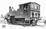 98 7303 war eine von sieben Nassdampflokomotiven mit Verbundtriebwerk, die ab 1890 an die Lokalbahn AG (LAG) mit den Betriebsnummern LAG 17, 19, 23–25, 40, 41 geliefert wurde. Der Fotograf traf sie im Bahnhof Cadolzburg an. Sie wurde am 14.08.1950 beim Bw Nürnberg Rbf ausgemustert. (05.06.1939) <i>Foto: RVM-Filmstelle Berlin (Bellingrodt)</i>