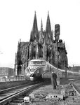 Ein Bild vor dem Kölner Wahrzeichen durfte natürlich nicht fehlen. Der Kölner Direktionsfotograf durfte auch unbehelligt mitten im Gleis stehen.  (1954) <i>Foto: Fischer</i>
