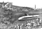 Auch ein Zuschauer erwischte den Schienenzeppelin während seiner "Deutschlandfahrt" von Berlin über Magdeburg - Seesen - Altenbeken nach Düsseldorf in Hagen, an gleicher Stelle wie der Wuppertaler Direktionsfotograf in Bild-Nr. 32335. (26.06.1931) <i>Foto: Privatfoto</i>