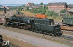 50 3562 fährt mit einem Güterzug in Halberstadt ein. Sie entstand aus der Rekonstruktion der 1941 bei Schichau in Elbing gebauten 50 1782, die am 13.06.1941 beim Bw Konitz (Pommern) in Dienst gestellt wurde. Seit ihrer Rekonstruktion im Juni 1959 war 50 3562 beim Bw Halberstadt stationiert. 1990 kam sie zum RAW Meiningen und wurde dort zu einer nicht fahrfähigen Heizlok umgebaut. Offiziell ausgemustert wurde sie am 31.12.1993. (19.08.1978) <i>Foto: Robin Fell</i>