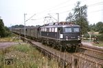 Die am 17. April 1963 in Dienst gestellte E 10 286 (Bw Hamburg-Eidelstedt) mit einem Schnellzug bei Langendamm, südlich von Nienburg an der Weser. (07.1965) <i>Foto: John Hosty</i>