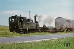 1899 wurde die bei Hanomag gebaute Lok 31 an die Kleinbahn Hoya-Syke-Asendorf (HSA) als "HOYA" geliefert. Sie ist nach wie vor im Dienst auf der Museumsbahnstrecke zwischen Bruchhausen-Vilsen und Asendorf. Hier ist sie noch zu Plandienstzeiten mit einem Güterzug bei Syke unterwegs. (09.1965) <i>Foto: Paul Meyer</i>
