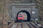 185 278 mit einem Stahlzug aus Finnentrop am 95 m kurzen Sieseler Tunnel bei Plettenberg. (11.03.2016) <i>Foto: Joachim Schmidt</i>
