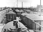 lautet der Propagandatitel zu dieser Aufnahme. Zu den "kriegswichtigen Transporten" zählten neben den reinen Militärzügen auch Montanprodukte wie Kohle, Erz und Öl, hier aufgenommen auf einem Berliner Rangierbahnhof. (1942) <i>Foto: RVM (Ittenbach)</i>