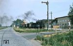 99 1562 und 99 1542 warten mit einem Rollwagen-Güterzug aus Oschatz am Einfahrsignal von Mügeln. (08.1977) <i>Foto: Peter Wagner</i>