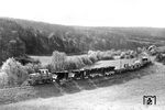 Ein Güterzug mit Diesellok V 19 auf der meterspurigen Kerkerbachbach Dehrn - Hintermeilingen bei Christianshütte. Die 1958 bei Ruhrthaler gebaute Regelspurlok wurde 1975 bei der DB als 332 902 eingereiht und 1981 an die Furka-Oberalp-Bahn als Tm 4973 verkauft.  (05.1960) <i>Foto: Carl Bellingrodt</i>