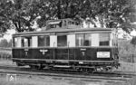 Bei dem VT 136 003 handelt es sich um einen 760 mm Schmalspurtriebwagen, der 1932 als M 11.006 an die CSD abgeliefert wurde. Nach der Angliederung des Sudetenlandes an Deutschland im Herbst 1938 gelangte M 11.006 in den Bestand der Deutschen Reichsbahn. Er erhielt dort die neue Betriebsnummer VT 136 003. Neben dem Einsatz auf der schlesischen Schmalspurbahn Hotzenplotz - Röwersdorf (Foto), wurde VT 136 003 auch auf den Waldviertler Schmalspurbahnen in Österreich eingesetzt. Zum Ende des Zweiten Weltkriegs wurde der Triebwagen zerstört. (1942) <i>Foto: Hermann Maey</i>