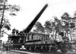Das 28 cm Eisenbahngeschütz "Schwere Bruno" auf dem 10-achsigen Wagen "Berlin 919068" während des Zweiten Weltkriegs. Die Rohre der beiden Geschütze 28cm-Küstenkanone L/45 der Eisenbahn-Batterie 689 waren schon vor 1914 für die Verteidigung von Antwerpen von Belgien bestellt worden, kamen aber zur deutschen Küstenverteidigung bei der Batterie "Deich" in Schillig (Wilhelmshaven) und durften mit Erlaubnis der Alliierten erhalten werden. Die Schussweite betrug 35.800m, die Rohrlänge (28x45) wohl 12,60m. (1940) <i>Foto: RVM</i>