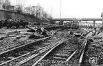 Zerstörte Gleisanlagen im Vorfeld des Dresdner Hauptbahnhof nach den alliierten Luftangriffen. Im Hintergrund die Straßenbrücke "Chemnitzer Str." und dahinter wiederum die "Falkenbrücke".  (02.1945) <i>Foto: RVM (RBD Dresden)</i>