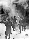 Der Kohlemangel im Winter 1941/42 führte zu der nicht effektiven Methode, Holz als Kohleersatz zu verfeuern. Foto in Minsk.  (1942) <i>Foto: RVM (Luben-Orbis)</i>