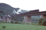 044 482 rumpelt mit einem Güterzug nach Koblenz über die Moselbrücke bei Ediger-Eller. (07.1971) <i>Foto: Tim Howerter</i>