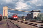 232 533 mit Übergabezug 57811 für das Stahlwerk Unterwellenborn im Bahnhof Könitz. (20.05.2002) <i>Foto: M. Switala</i>