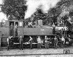 Für die Preußischen Staatseisenbahnen wurden insgesamt 2060 (!) Lokomotiven (einschließlich der Lokomotiven der 1903 verstaatlichten Ostpreußischen Südbahn) dieses Typs gebaut. Die Lokomotiven wurden 1925 von der Deutschen Reichsbahn als Baureihe 91.3–18 und 91.20 in ihren Umzeichnungsplan eingeordnet. Die Reichsbahn übernahm insgesamt 1503 Maschinen aus Preußen als 91 303–1805, darunter zehn T 9.3, die ursprünglich von den Reichseisenbahnen in Elsaß-Lothringen stammten; 31 aus dem Saarland als 91 1806–1836 und 10 Württembergische T 9 als 91 2001–2010. Das Bild zeigt die "7228 Posen", ex "2027 Posen" (Union 1305/1904) mit höchstem Personaleinsatz.  (1909) <i>Foto: RVM-Archiv</i>