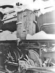Provisorische Frostschutzverkleidung an der Pumpe einer pr. G 10 (Baureihe 57.10) im Bahnhof Minsk. Für die im russischen Winter völlig ungeeigneten alten Preußen dürfte dies auch nicht viel geholfen haben. (1943) <i>Foto: RVM (Donath)</i>