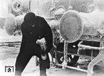 Kuppelversuch an einer über und über mit Rauhreif überzogener preußischen Lokomotive in Minsk. Das Bild wurde im übrigen im legendären Reichsbahn-Kalender von 1943 veröffentlicht.  (1943) <i>Foto: RVM (Donath)</i>